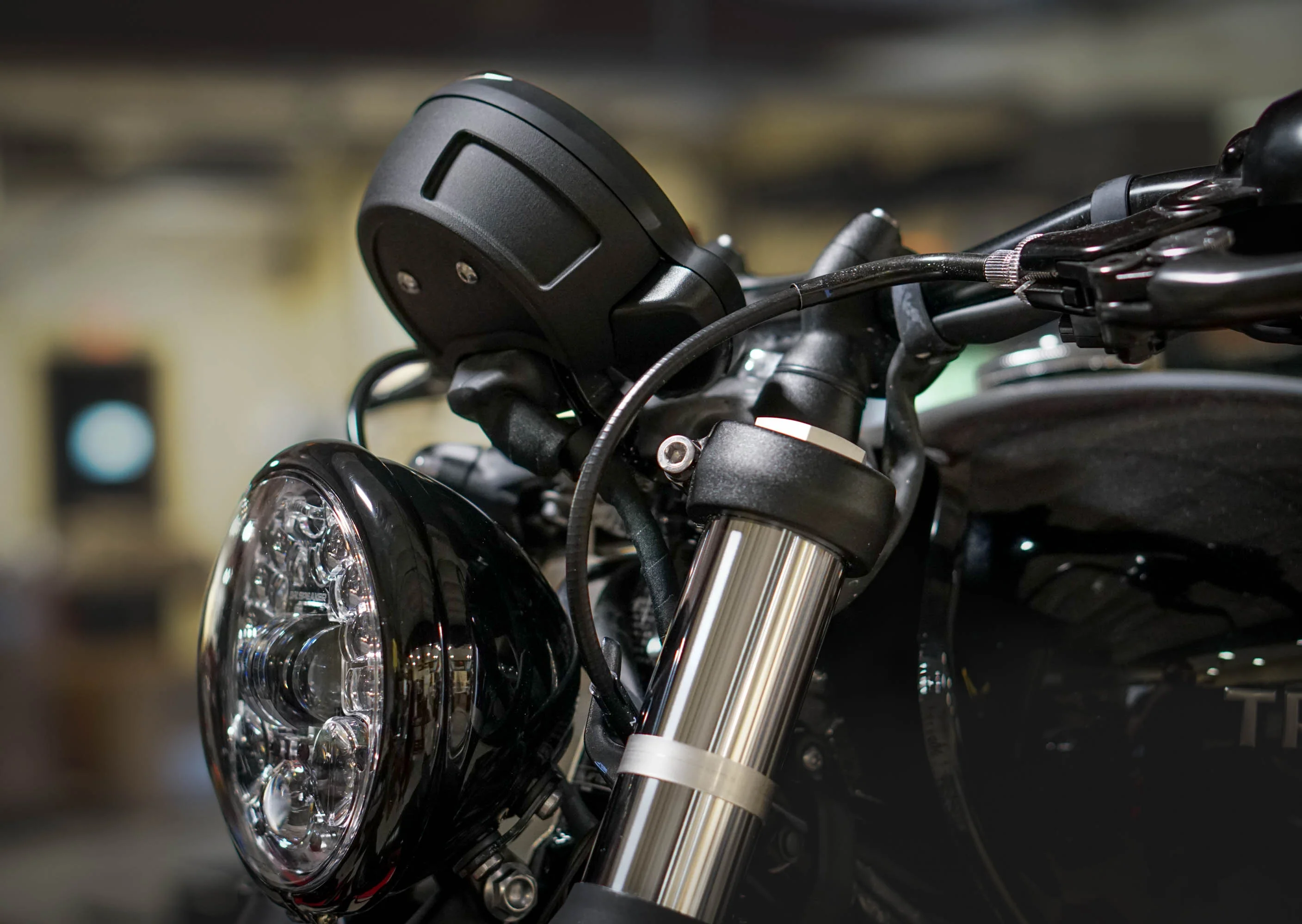Triumph Bobber Custom Gauge Cover- Brogue Moto - Image 3