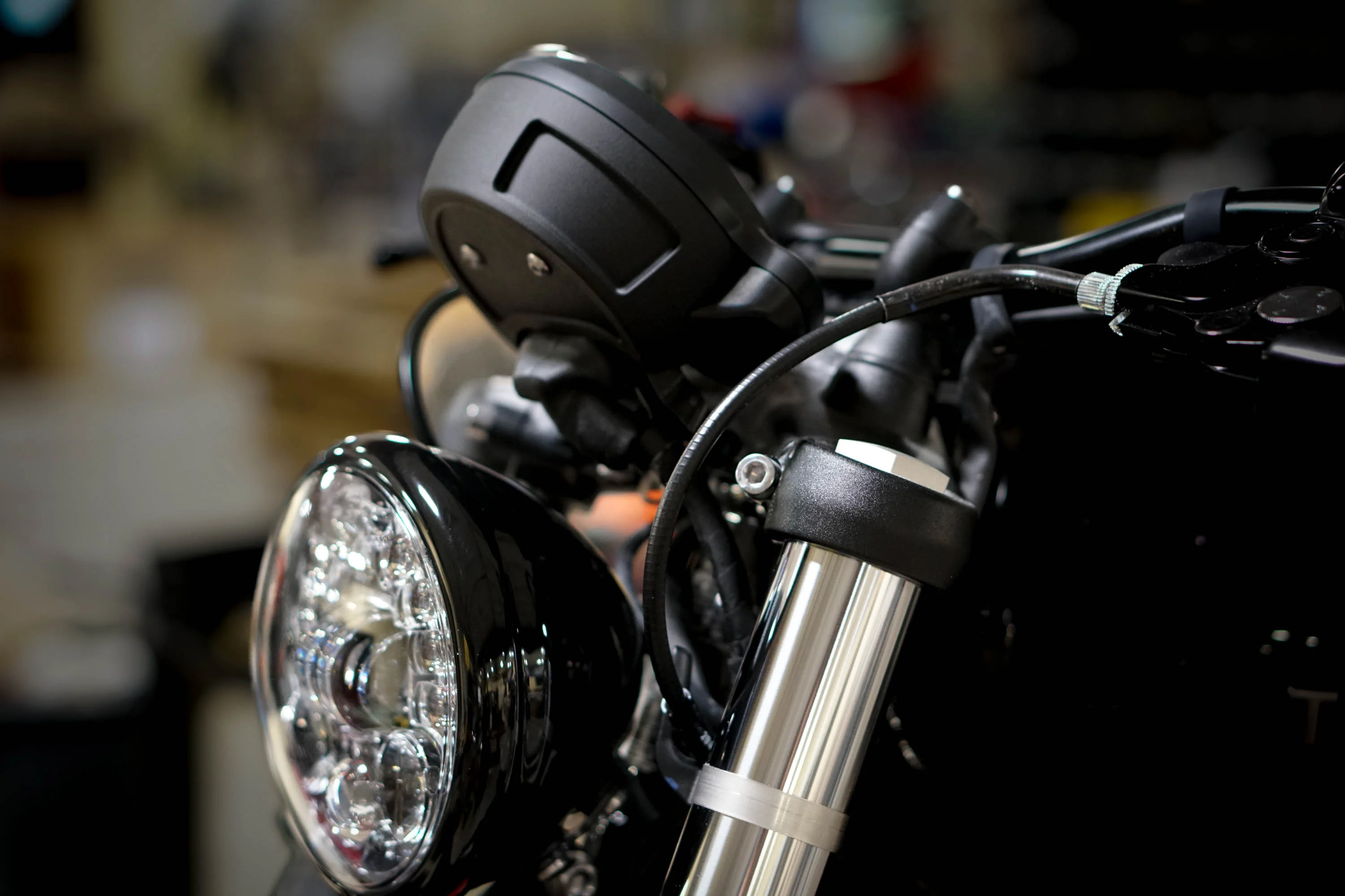 Triumph Bobber Custom Gauge Cover- Brogue Moto - Image 4