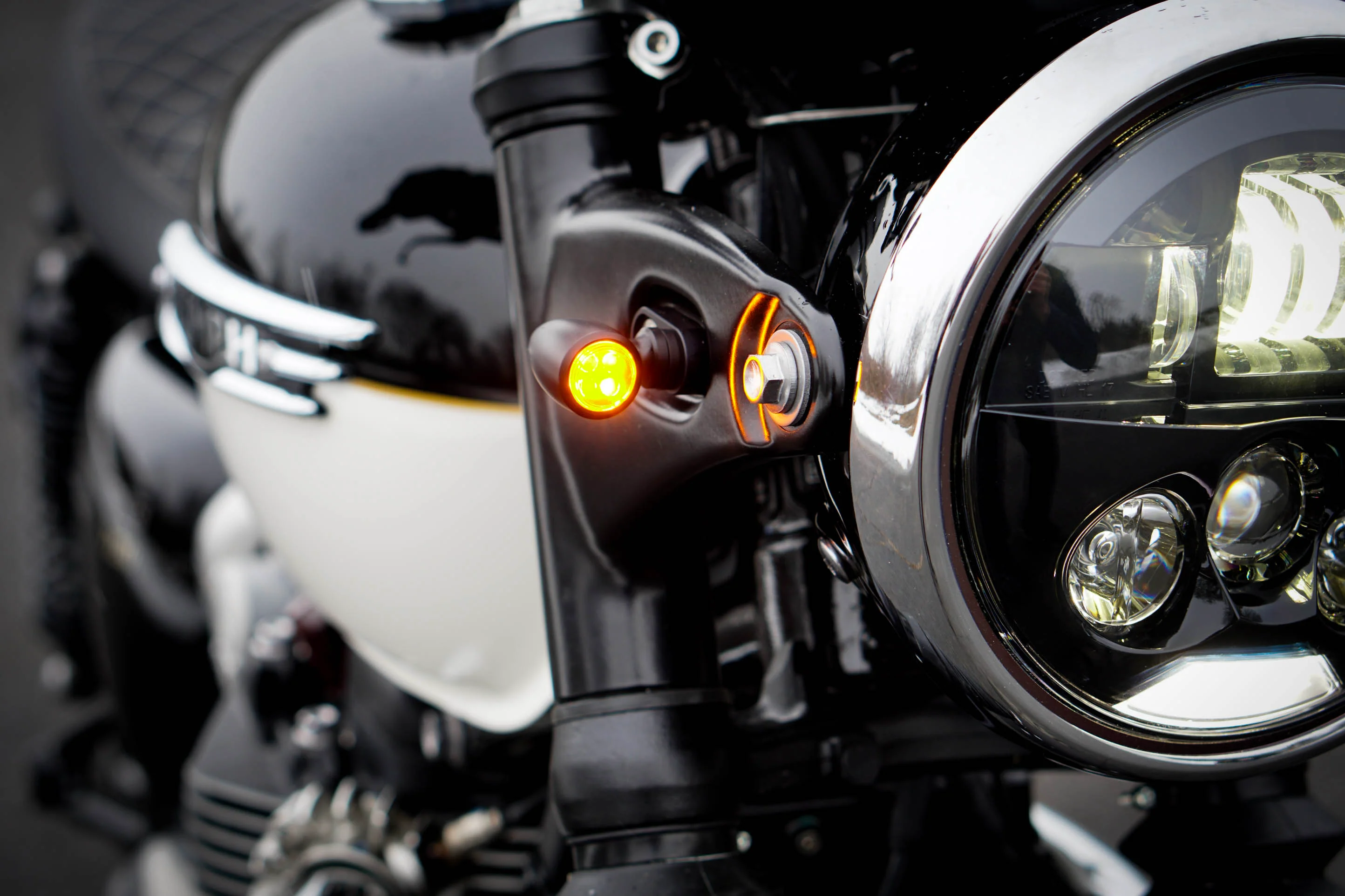 Triumph Speed Twin 900 & 1200, T100 & T120 (2016–2025) – Plug & Play Brogue Classic Extreme Front Turn Signal Kit