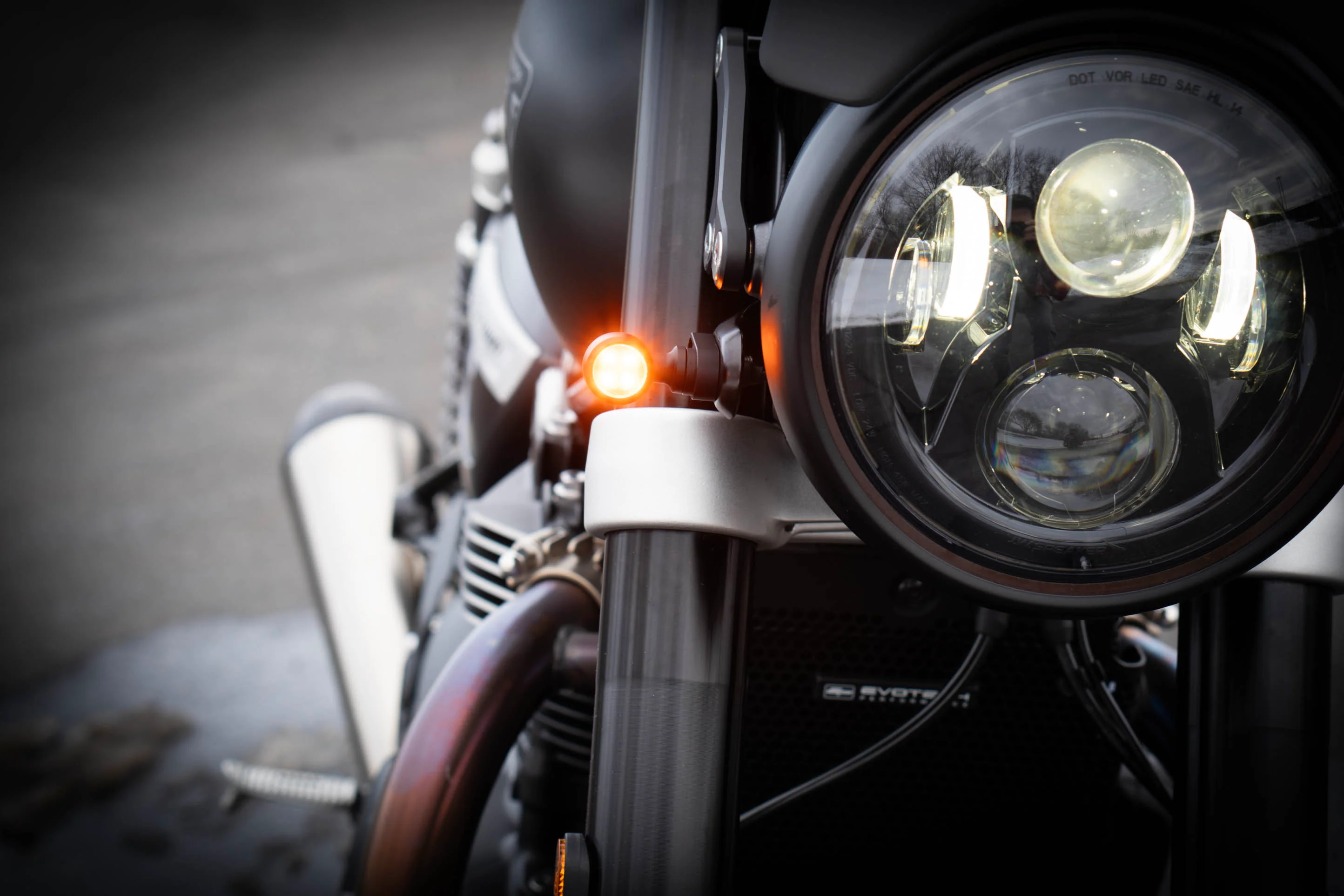 Triumph Speed Twin 900 & 1200, T100 & T120 (2016–2025) – Plug & Play Brogue Classic Extreme Front Turn Signal Kit - Image 2