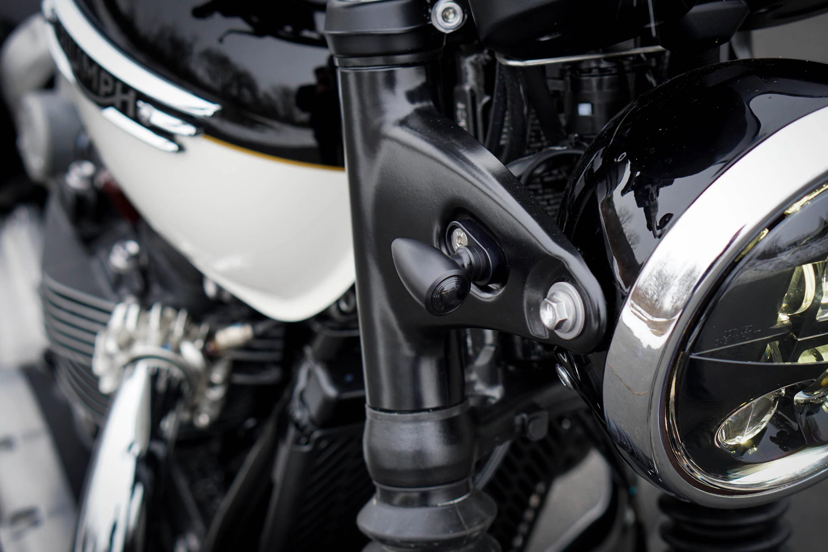 Triumph Speed Twin 900 & 1200, T100 & T120 (2016–2025) – Plug & Play Brogue Classic Extreme Front Turn Signal Kit - Image 4