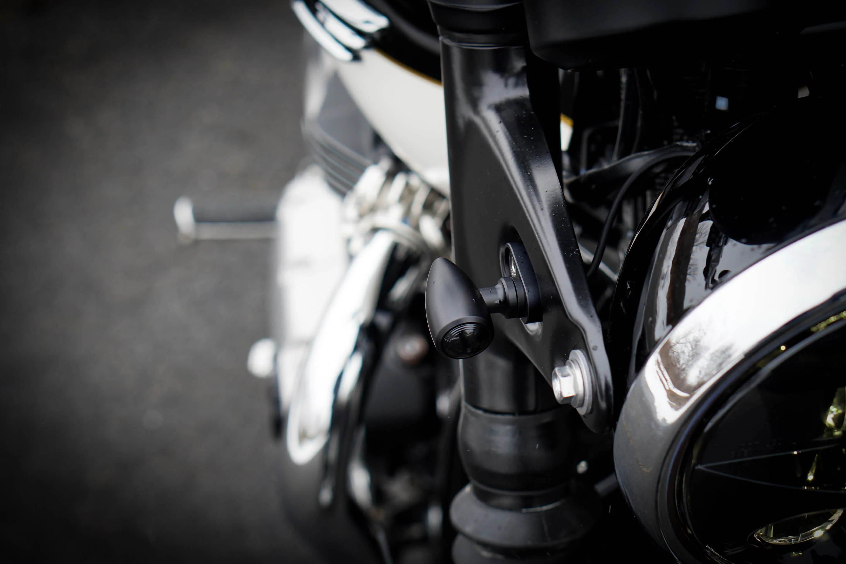 Triumph Speed Twin 900 & 1200, T100 & T120 (2016–2025) – Plug & Play Brogue Classic Extreme Front Turn Signal Kit - Image 5