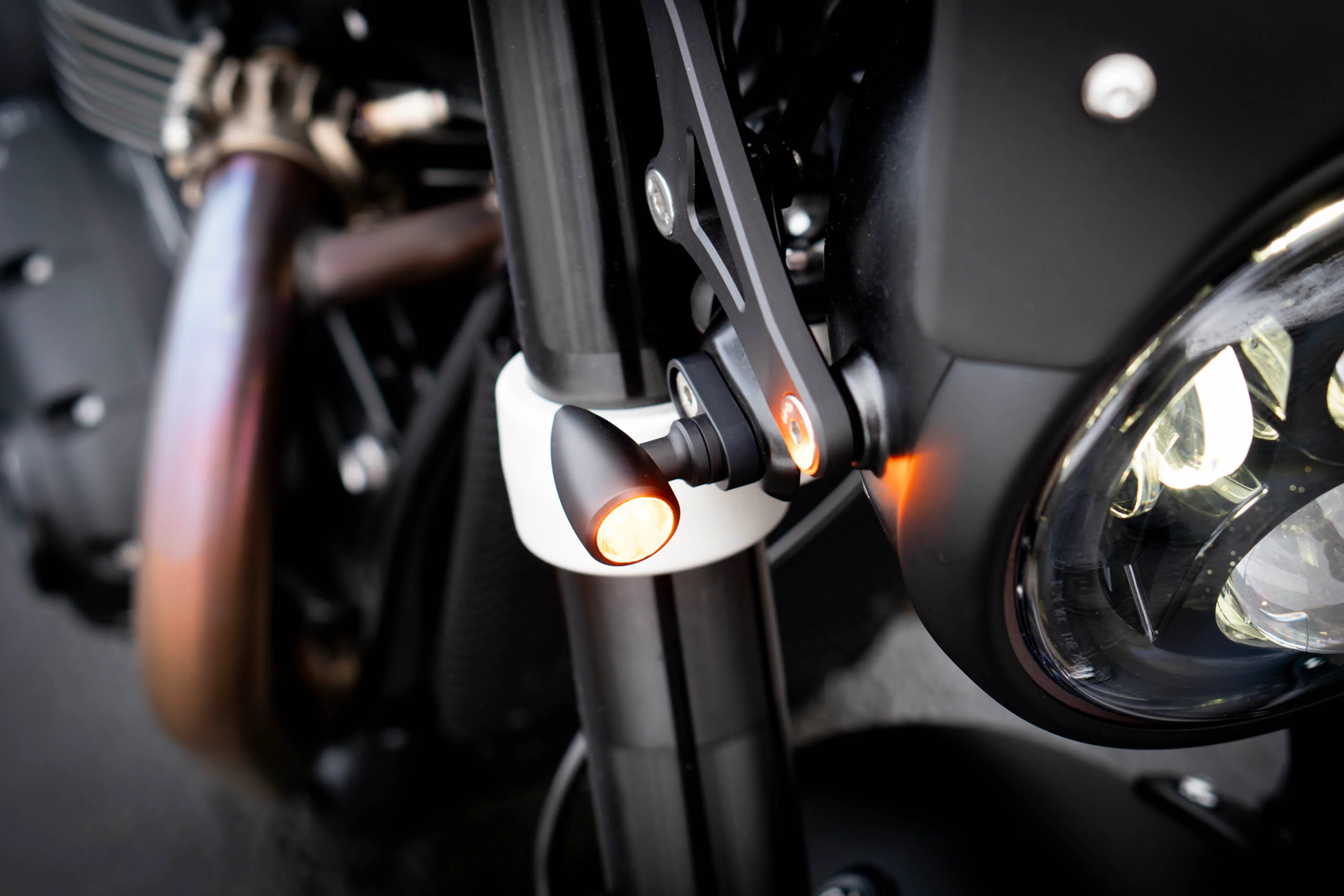 Triumph Speed Twin 900 & 1200, T100 & T120 (2016–2025) – Plug & Play Brogue Classic Extreme Front Turn Signal Kit - Image 7