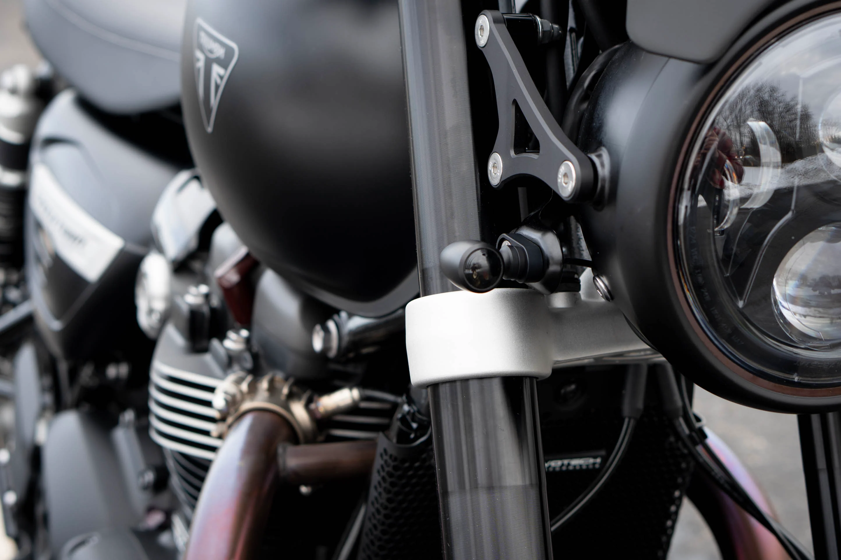 Triumph Speed Twin 900 & 1200, T100 & T120 (2016–2025) – Plug & Play Brogue Classic Extreme Front Turn Signal Kit - Image 9