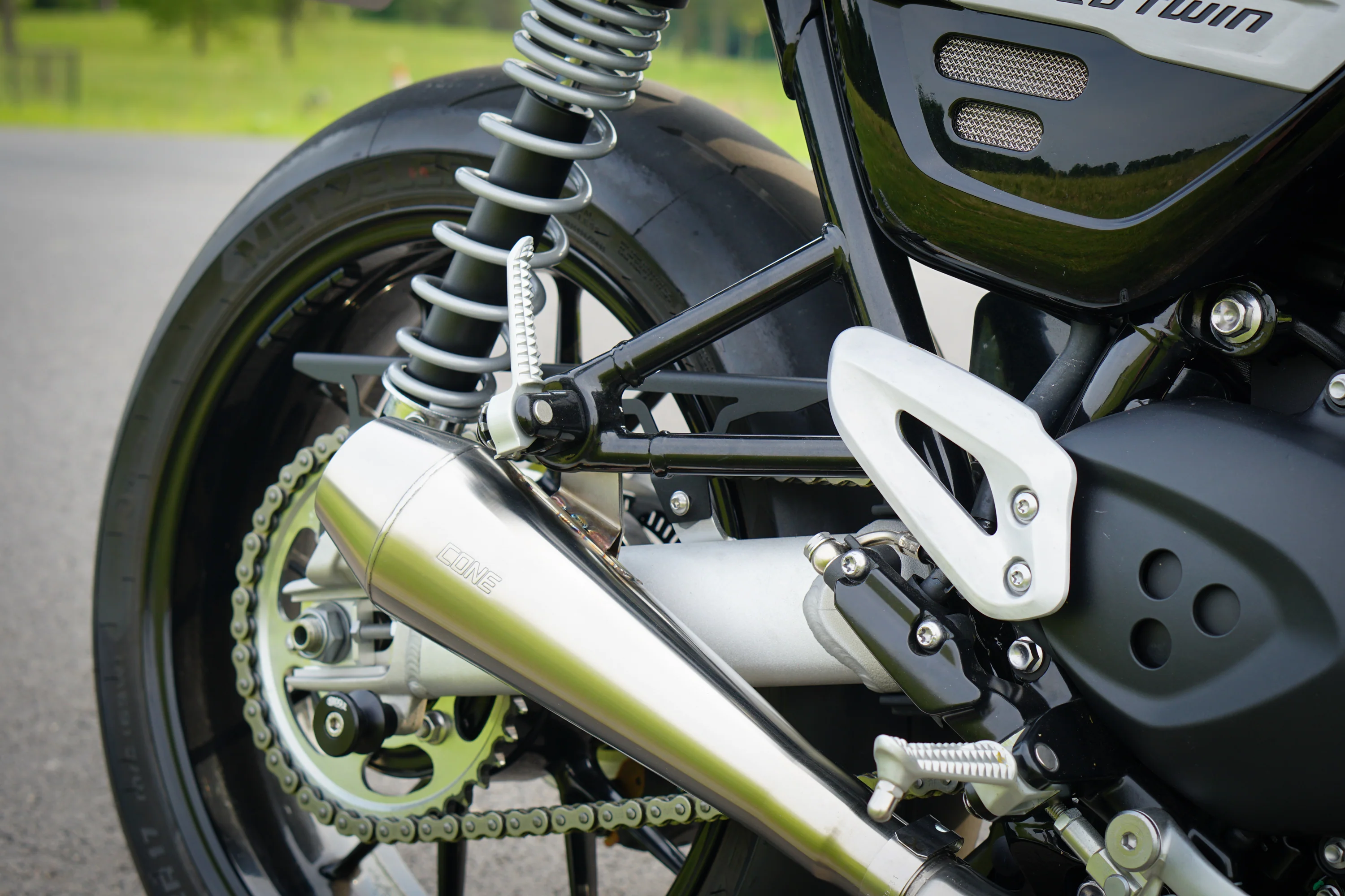 Triumph Speed Twin & RS / Thruxton Chain Guard - Brogue Moto - Image 4