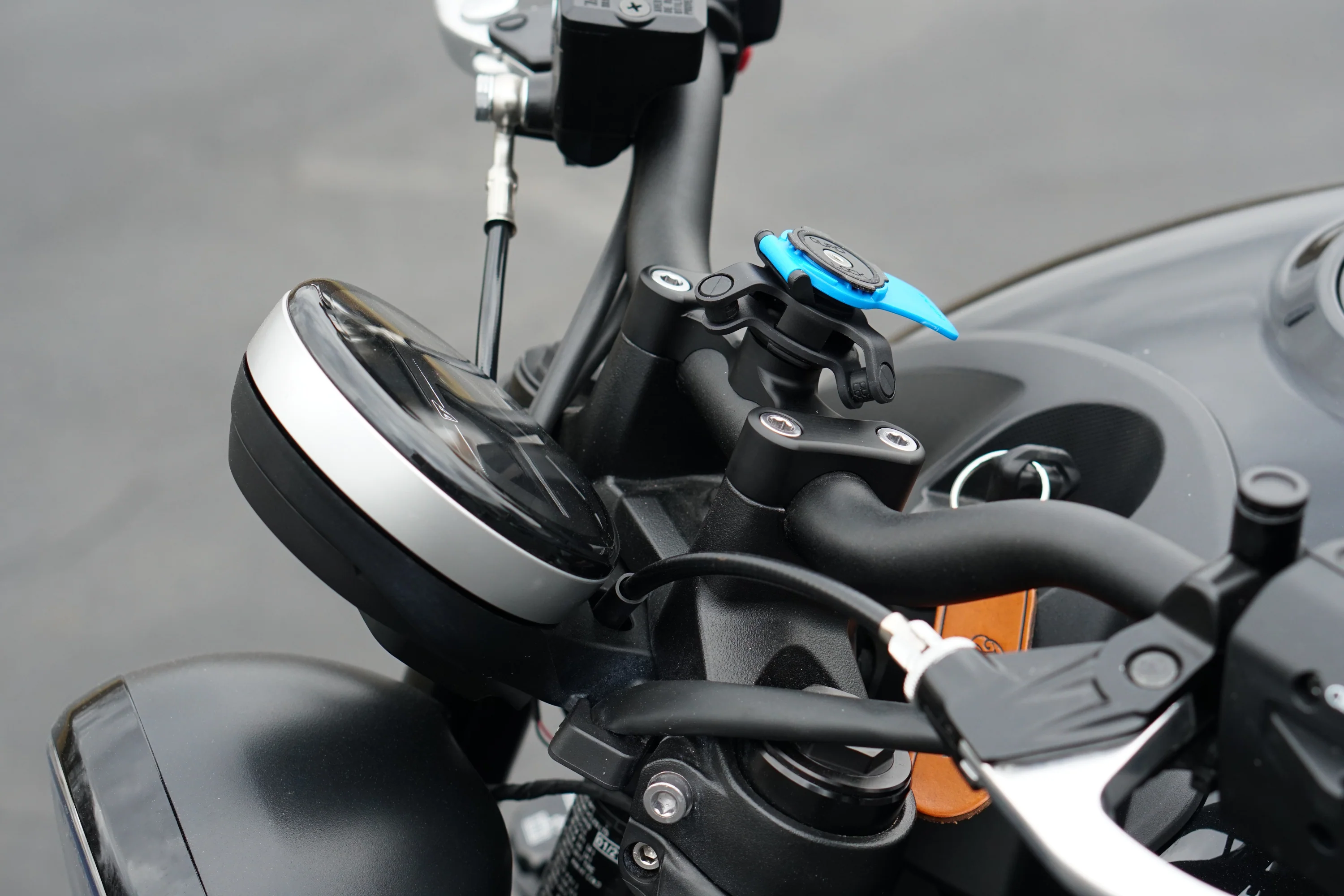 Triumph Trident 660 & 800 - Quad Lock Handlebar Top Clamp Mount - Image 4