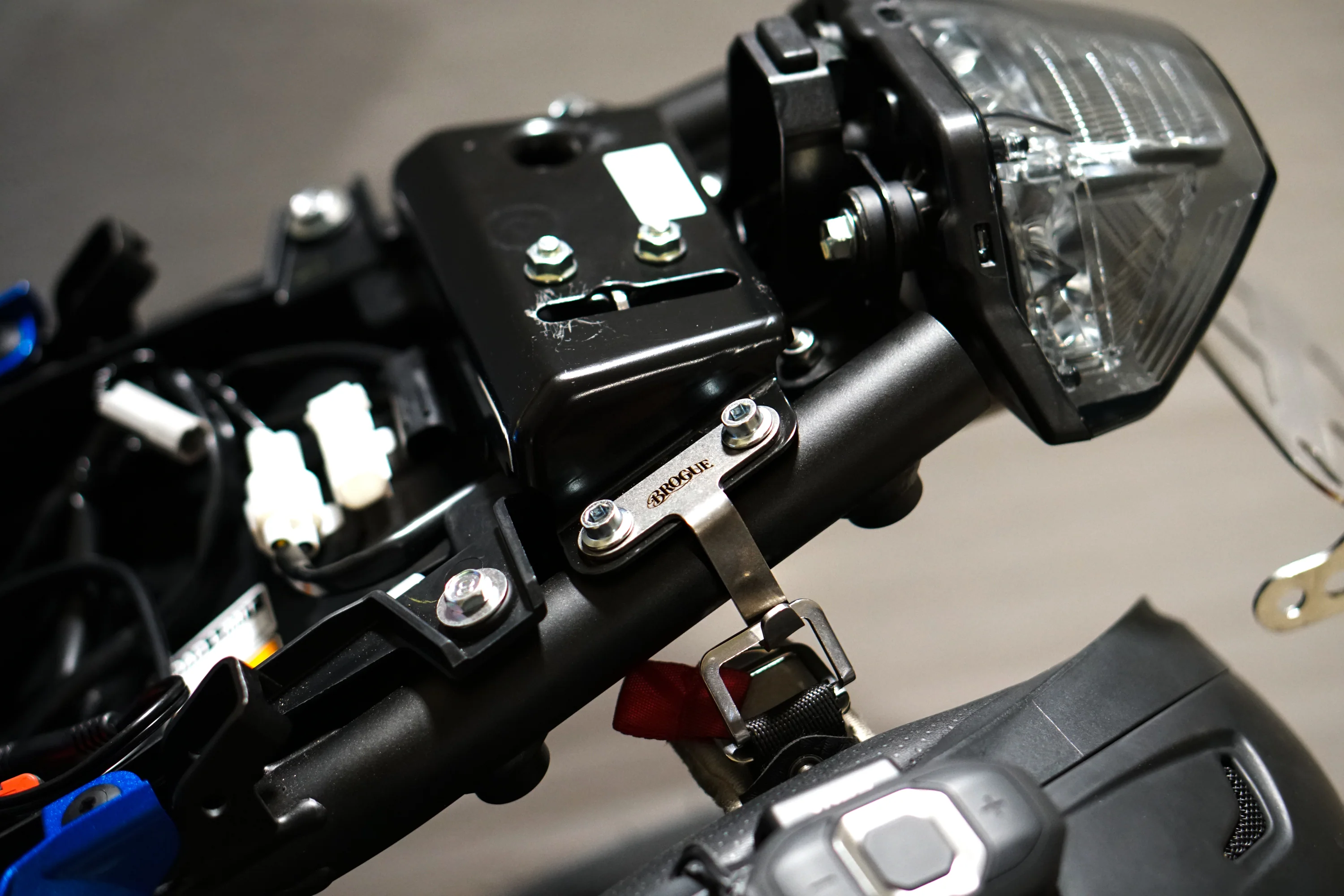 XSR900 Helmet Hook (lock) 2022-2026 - Image 3